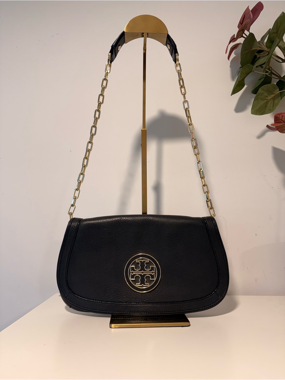 Tory Burch  Amanda - Black Leather Crossbody Bag with Gold Logo and Chain
